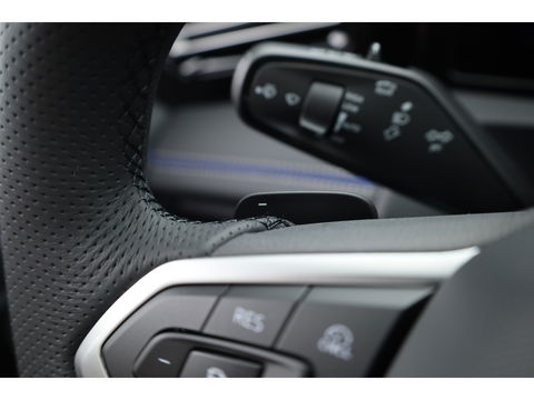 Volkswagen Tiguan 1.5 eHybrid R-Line Black Style 272pk | Pano | Massage | Adapt. Cruise | Elek. Trekhaak | IQ. Light | Camera | Keyless