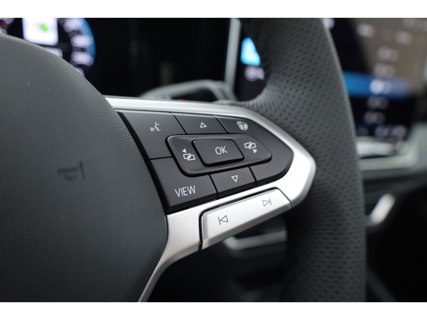 Volkswagen Tiguan 1.5 eHybrid R-Line Black Style 272pk | Pano | Massage | Adapt. Cruise | Elek. Trekhaak | IQ. Light | Camera | Keyless