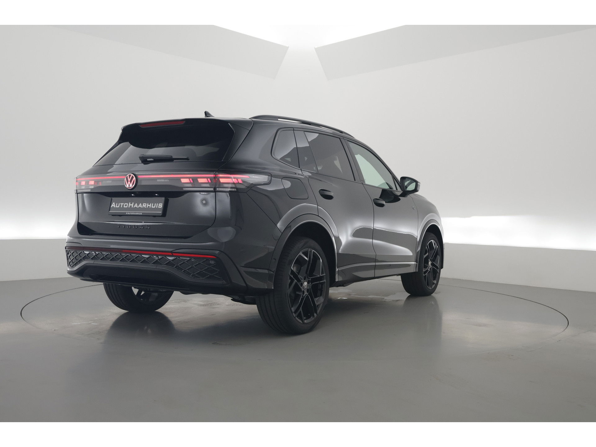 Volkswagen Tiguan 1.5 eHybrid R-Line Black Style 272pk | Pano | Massage | Adapt. Cruise | Elek. Trekhaak | IQ. Light | Camera | Keyless
