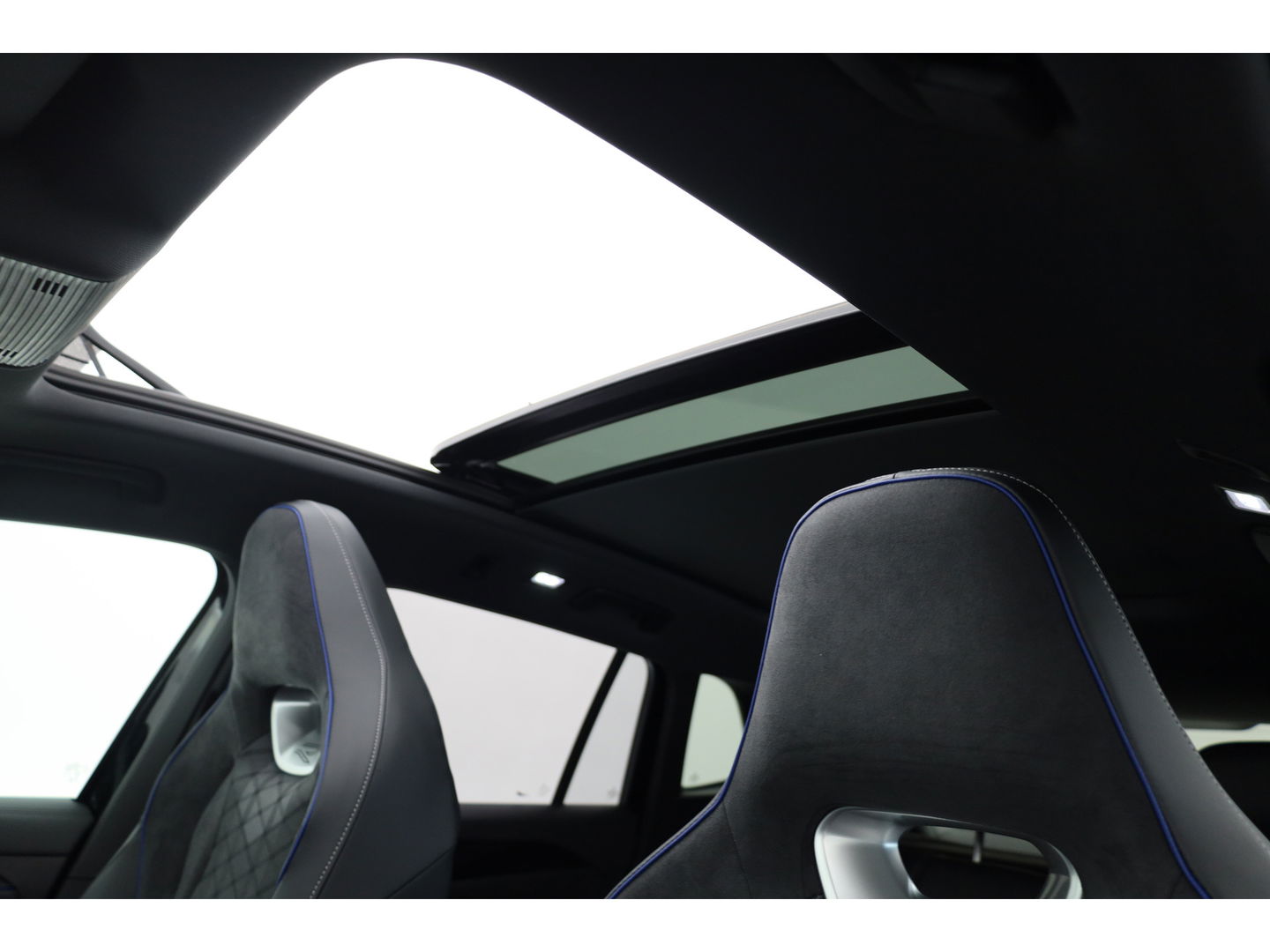 Volkswagen Tiguan 1.5 eHybrid R-Line Black Style 272pk | Pano | Massage | Adapt. Cruise | Elek. Trekhaak | IQ. Light | Camera | Keyless