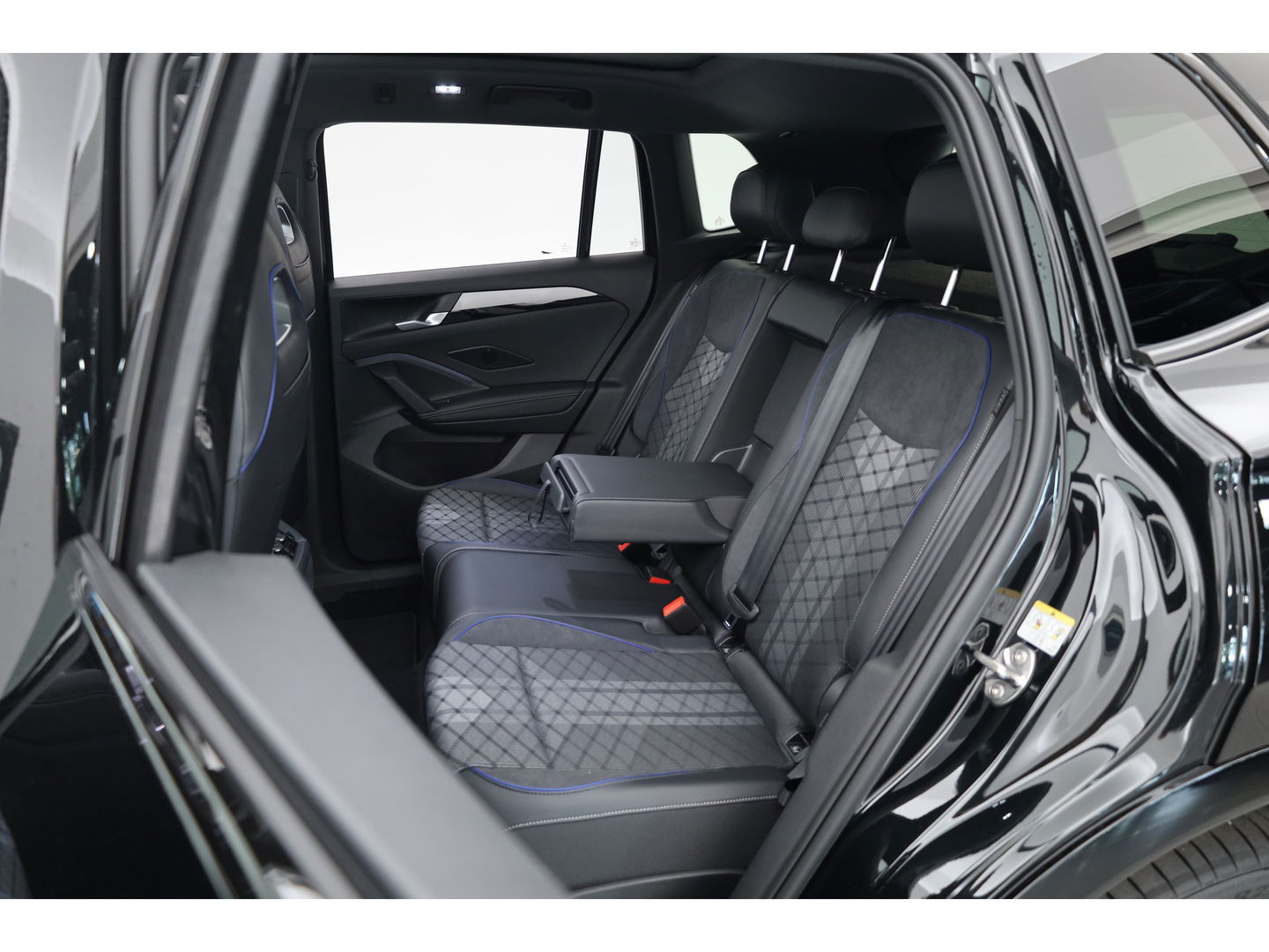 Volkswagen Tiguan 1.5 eHybrid R-Line Black Style 272pk | Pano | Massage | Adapt. Cruise | Elek. Trekhaak | IQ. Light | Camera | Keyless