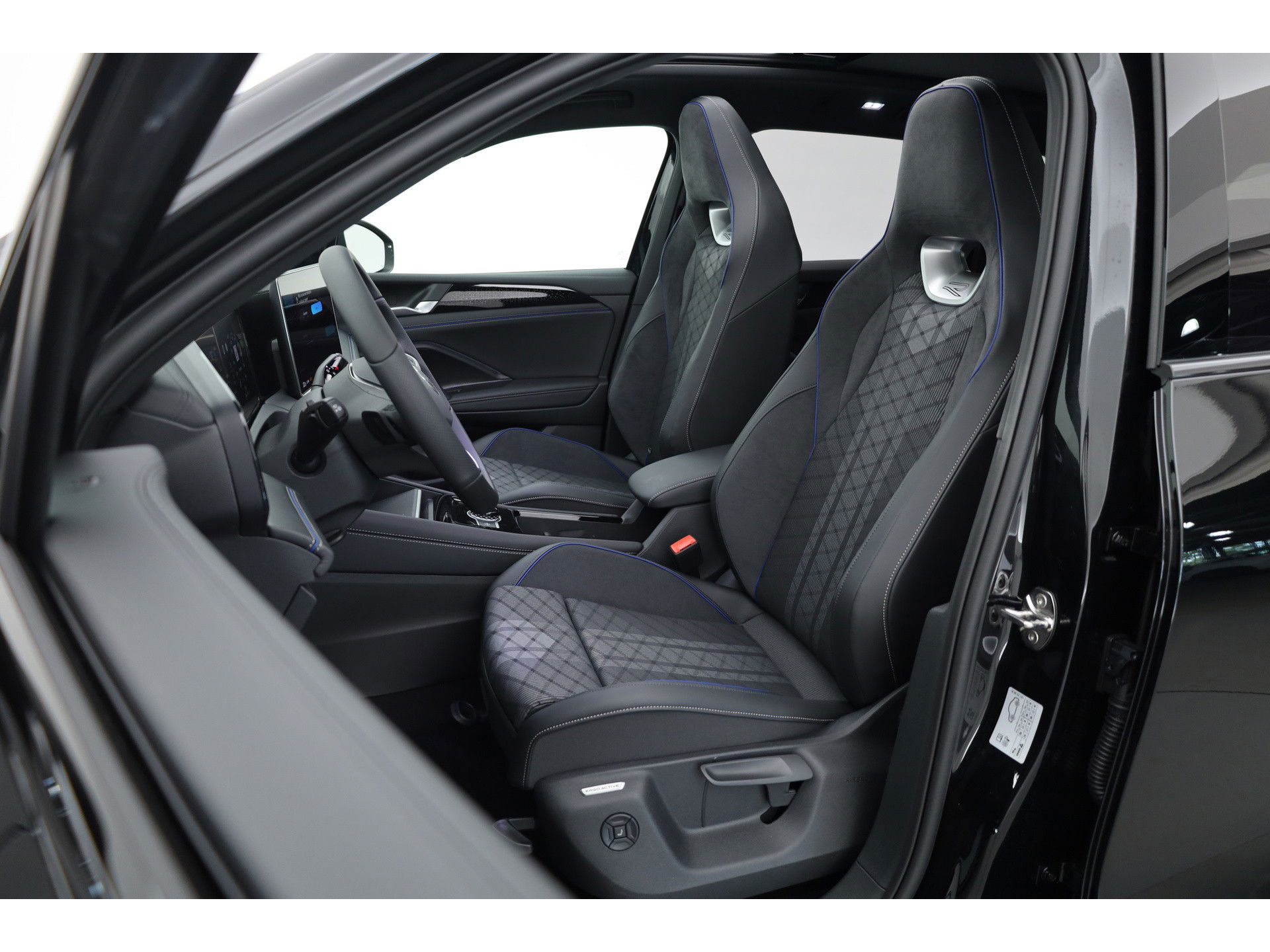 Volkswagen Tiguan 1.5 eHybrid R-Line Black Style 272pk | Pano | Massage | Adapt. Cruise | Elek. Trekhaak | IQ. Light | Camera | Keyless