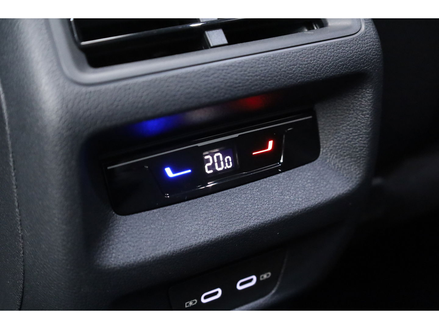 Volkswagen Tiguan 1.5 eHybrid R-Line Black Style 272pk | Pano | Massage | Adapt. Cruise | Elek. Trekhaak | IQ. Light | Camera | Keyless
