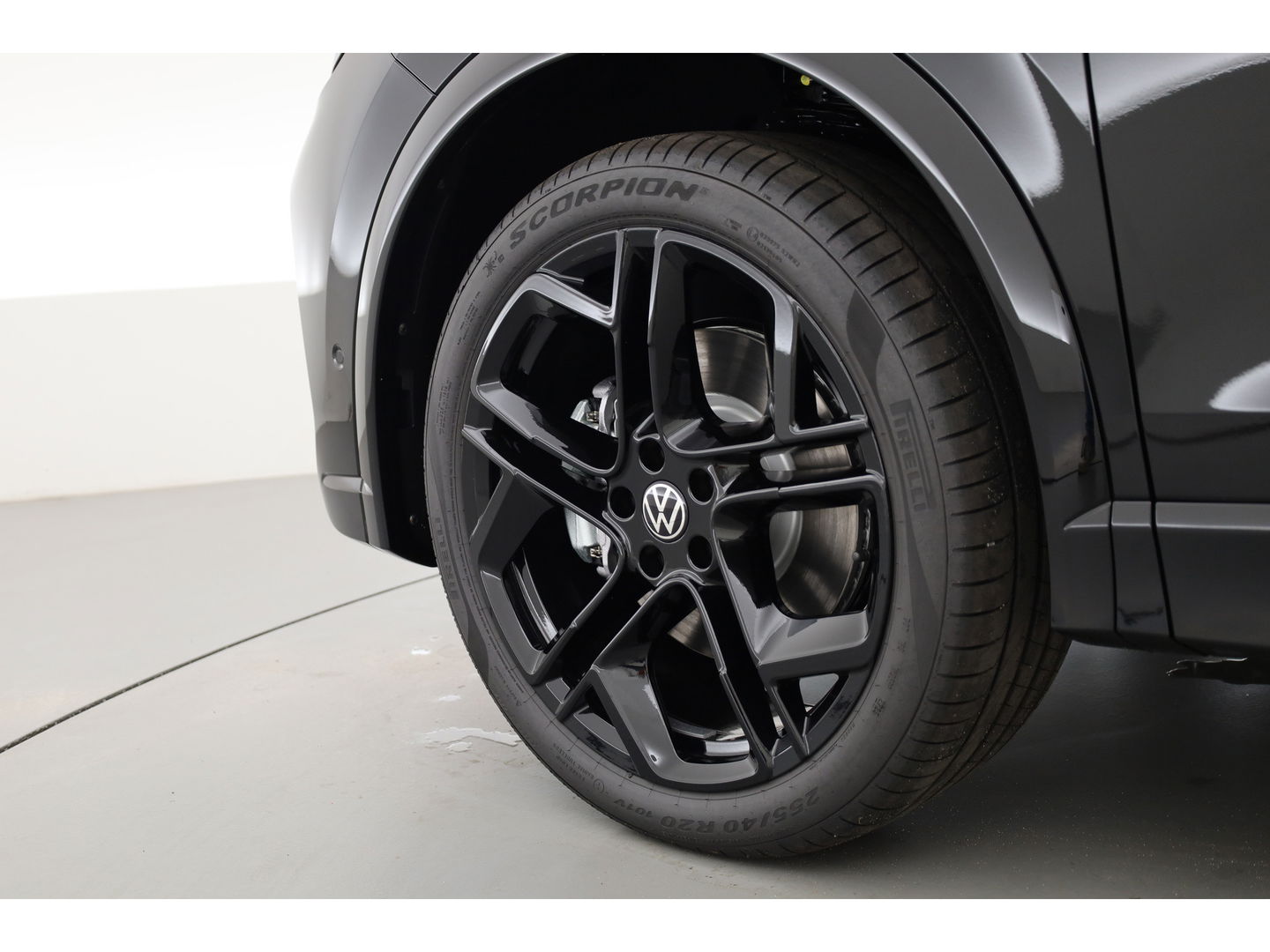 Volkswagen Tiguan 1.5 eHybrid R-Line Black Style 272pk | Pano | Massage | Adapt. Cruise | Elek. Trekhaak | IQ. Light | Camera | Keyless