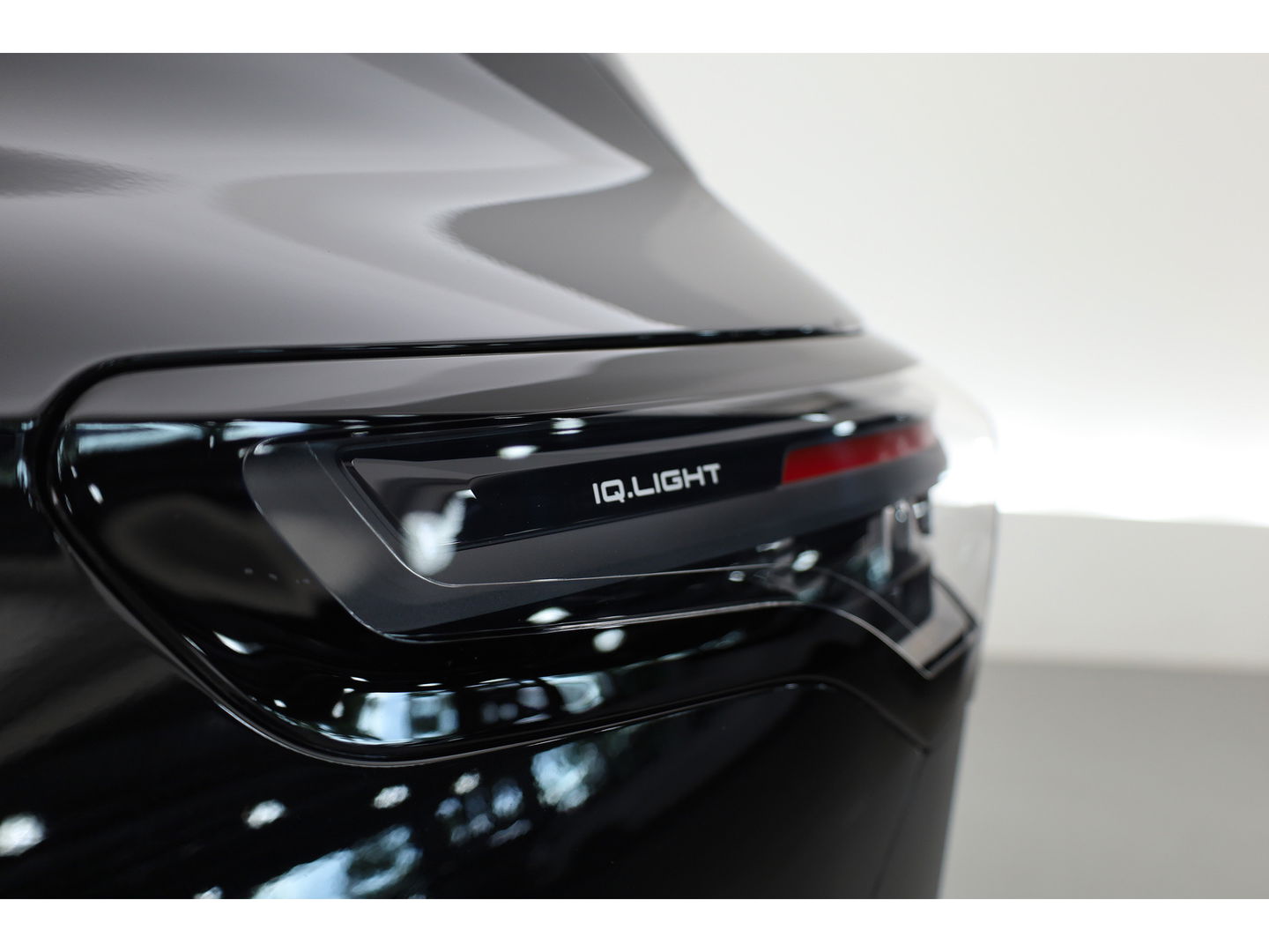 Volkswagen Tiguan 1.5 eHybrid R-Line Black Style 272pk | Pano | Massage | Adapt. Cruise | Elek. Trekhaak | IQ. Light | Camera | Keyless