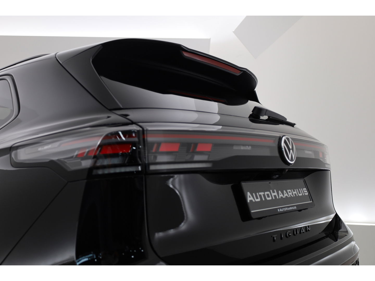 Volkswagen Tiguan 1.5 eHybrid R-Line Black Style 272pk | Pano | Massage | Adapt. Cruise | Elek. Trekhaak | IQ. Light | Camera | Keyless