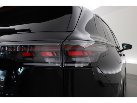 Volkswagen Tiguan 1.5 eHybrid R-Line Black Style 272pk | Pano | Massage | Adapt. Cruise | Elek. Trekhaak | IQ. Light | Camera | Keyless