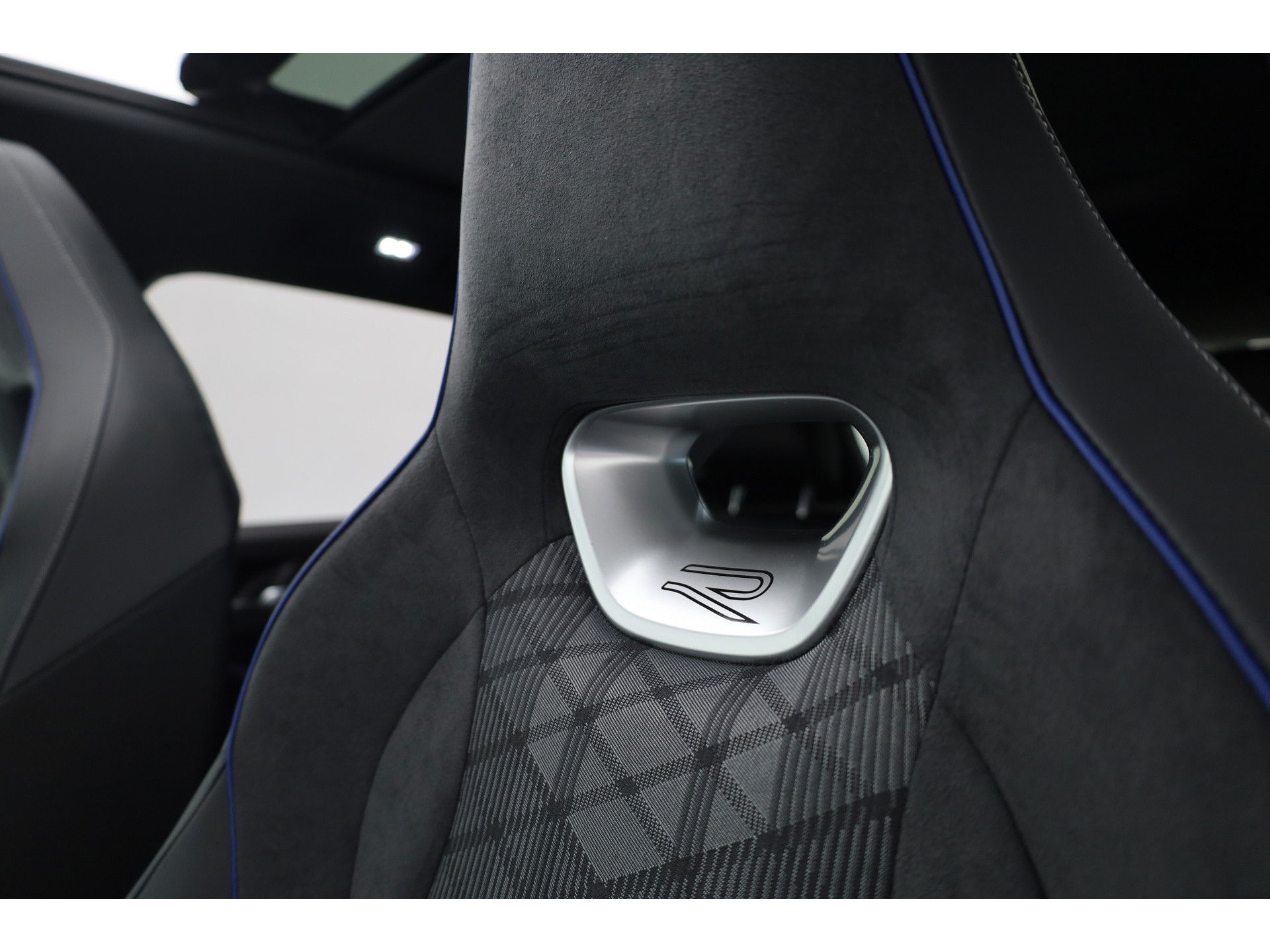 Volkswagen Tiguan 1.5 eHybrid R-Line Black Style 272pk | Pano | Massage | Adapt. Cruise | Elek. Trekhaak | IQ. Light | Camera | Keyless