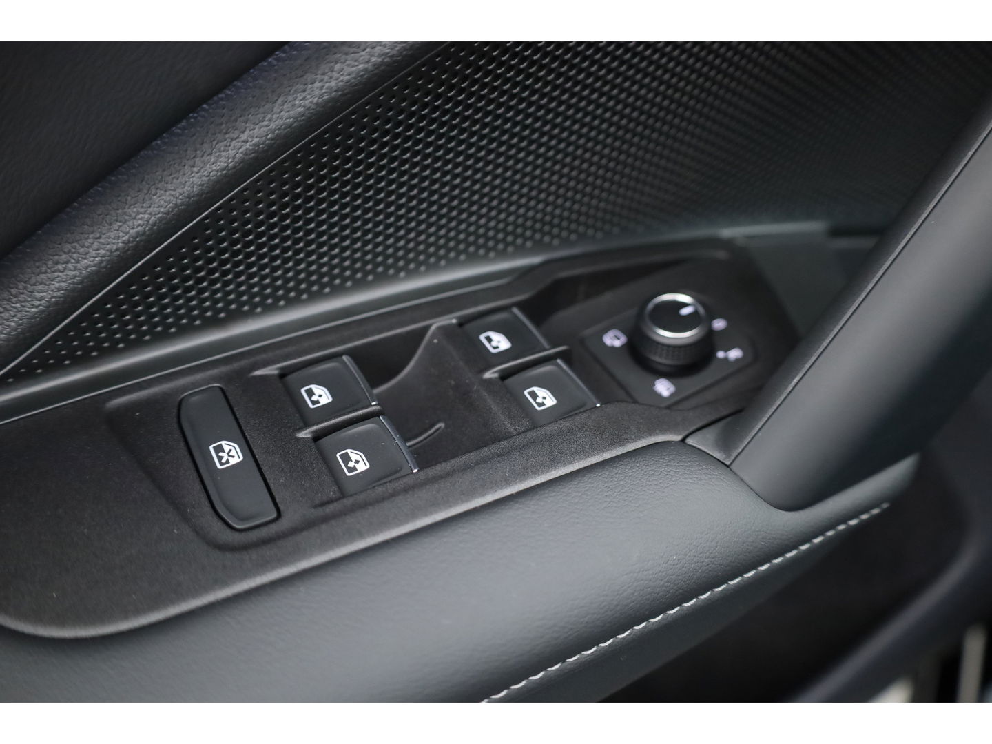 Volkswagen Tiguan 1.5 eHybrid R-Line Black Style 272pk | Pano | Massage | Adapt. Cruise | Elek. Trekhaak | IQ. Light | Camera | Keyless