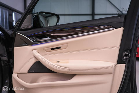 BMW 5 Serie Touring 540i xDrive High Executive 340 pk | Harman Kardon | Panorama | Memory | Stoelkoeling | Adaptive | Luchtvering | LED | NA