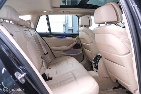 BMW 5 Serie Touring 540i xDrive High Executive 340 pk | Harman Kardon | Panorama | Memory | Stoelkoeling | Adaptive | Luchtvering | LED | NA