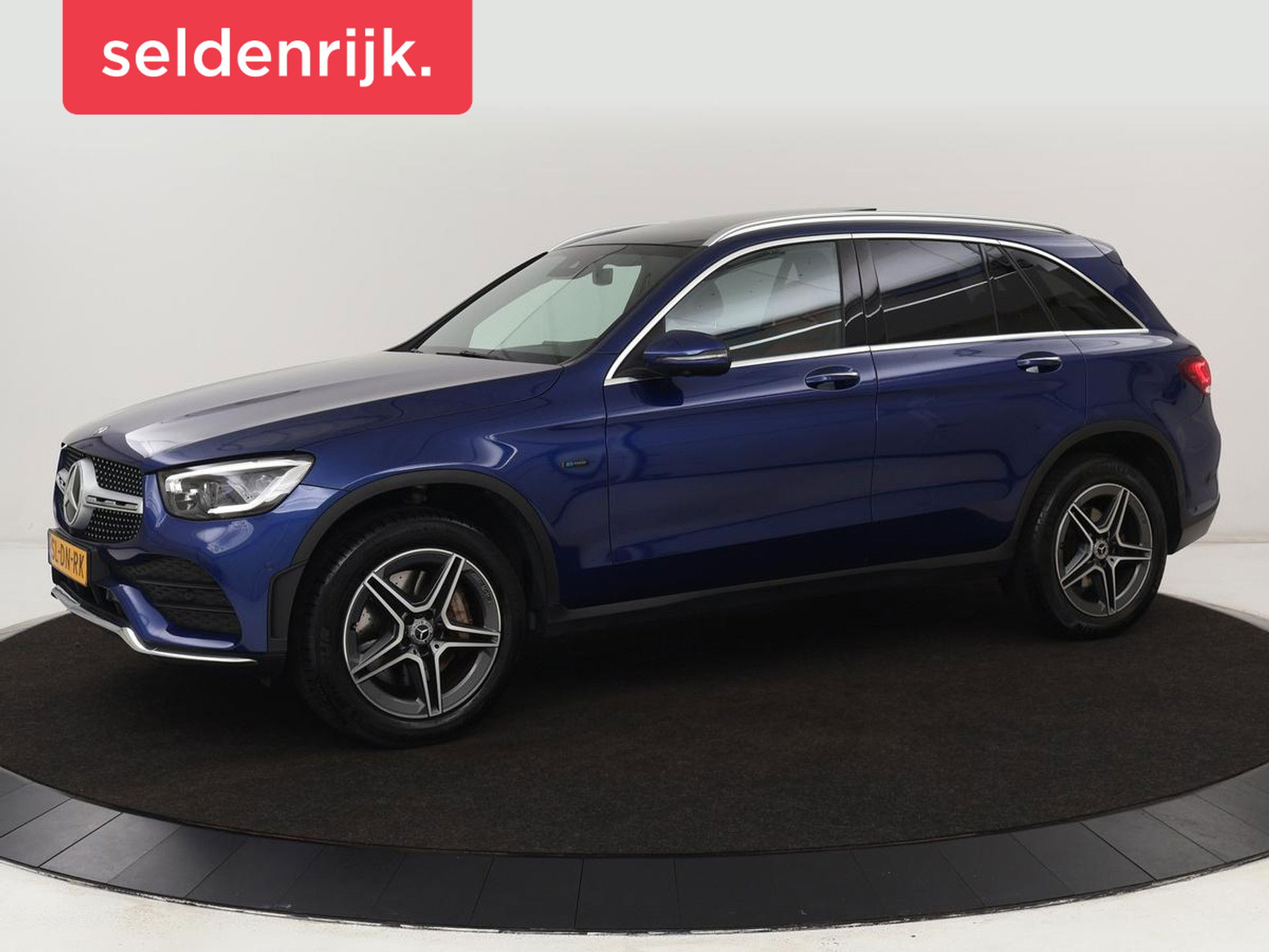 Mercedes-Benz GLC 300e 4Matic AMG | Panoramadak | Two-Tone Leder | 360 Camera | Stoelverwarming | Burmester | Carplay | Digital Cockpit | Keyless | Navigatie | Sfeerverlichting | PHEV | Plug In