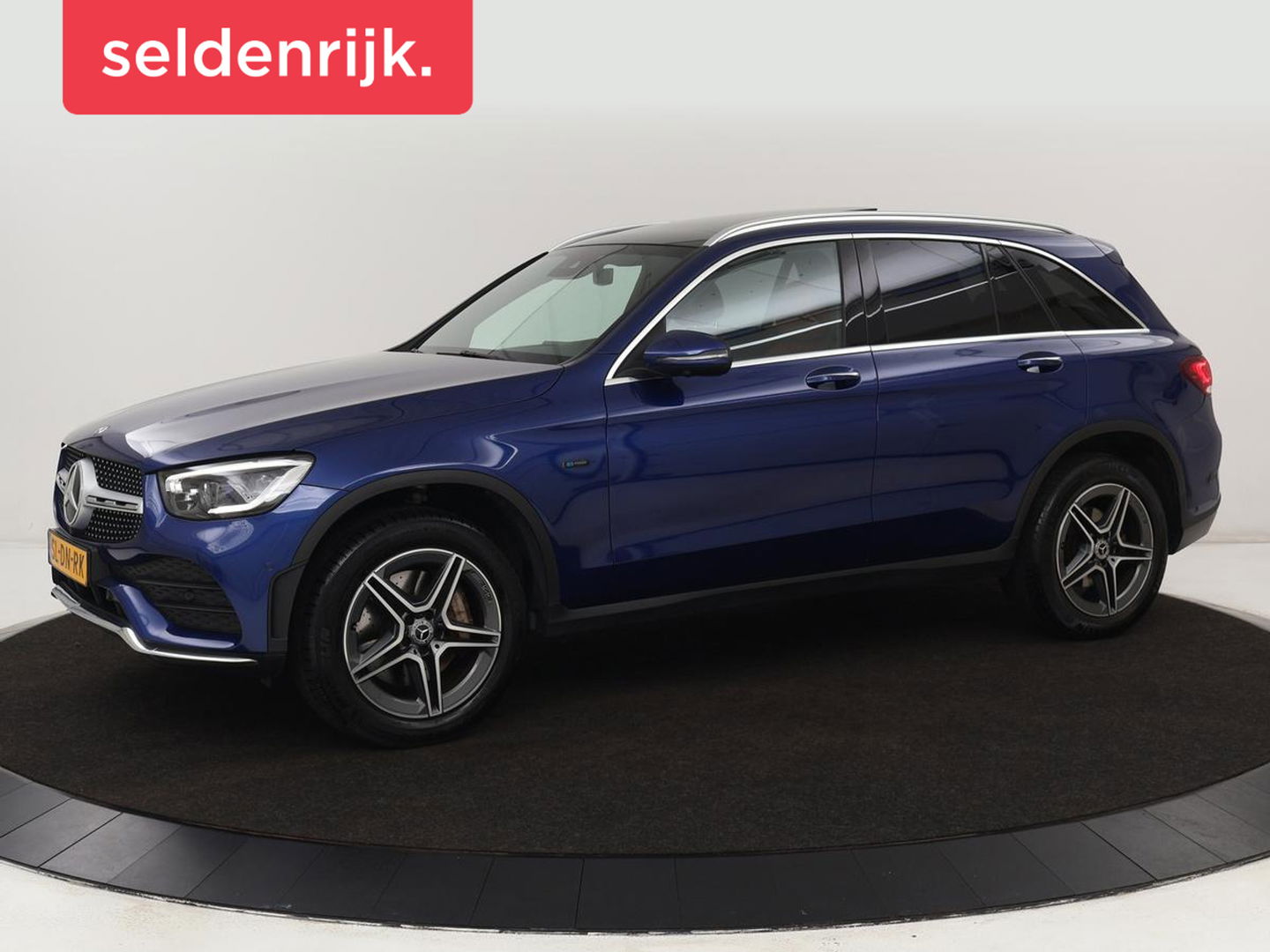 Mercedes-Benz GLC 300e 4Matic AMG | Panoramadak | Two-Tone Leder | 360 Camera | Stoelverwarming | Burmester | Carplay | Digital Cockpit | Keyless | Navigatie | Sfeerverlichting | PHEV | Plug In