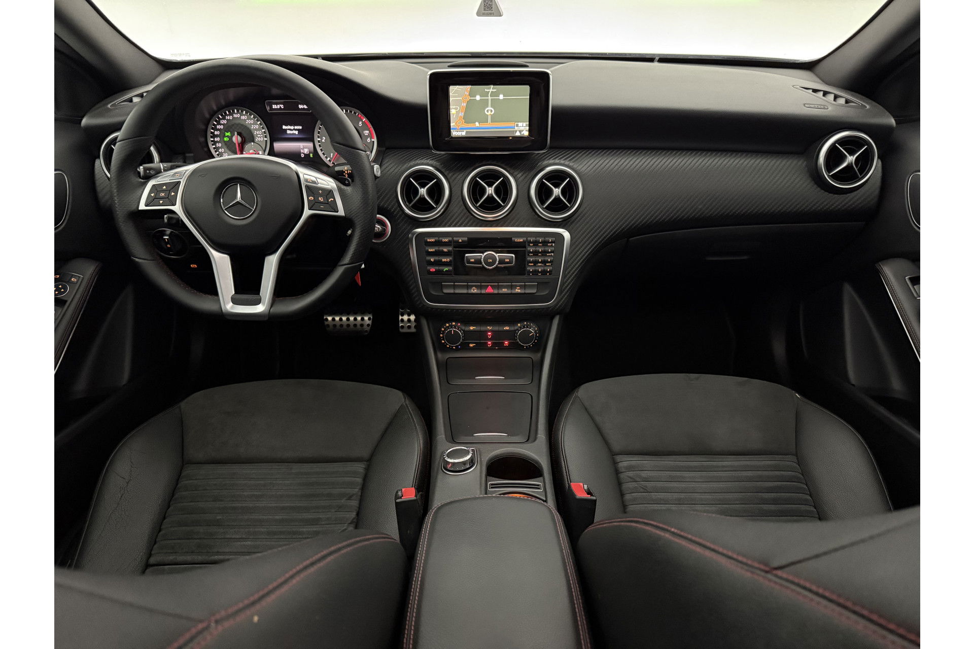 Mercedes-Benz A-Klasse 180 CDI Panoramadak | LED | Spoiler | Airco | Navi | PDC | 18"LMV