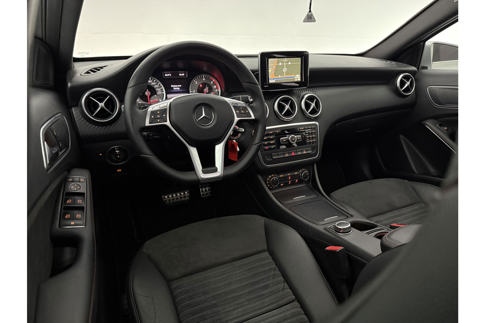 Mercedes-Benz A-Klasse 180 CDI Panoramadak | LED | Spoiler | Airco | Navi | PDC | 18"LMV