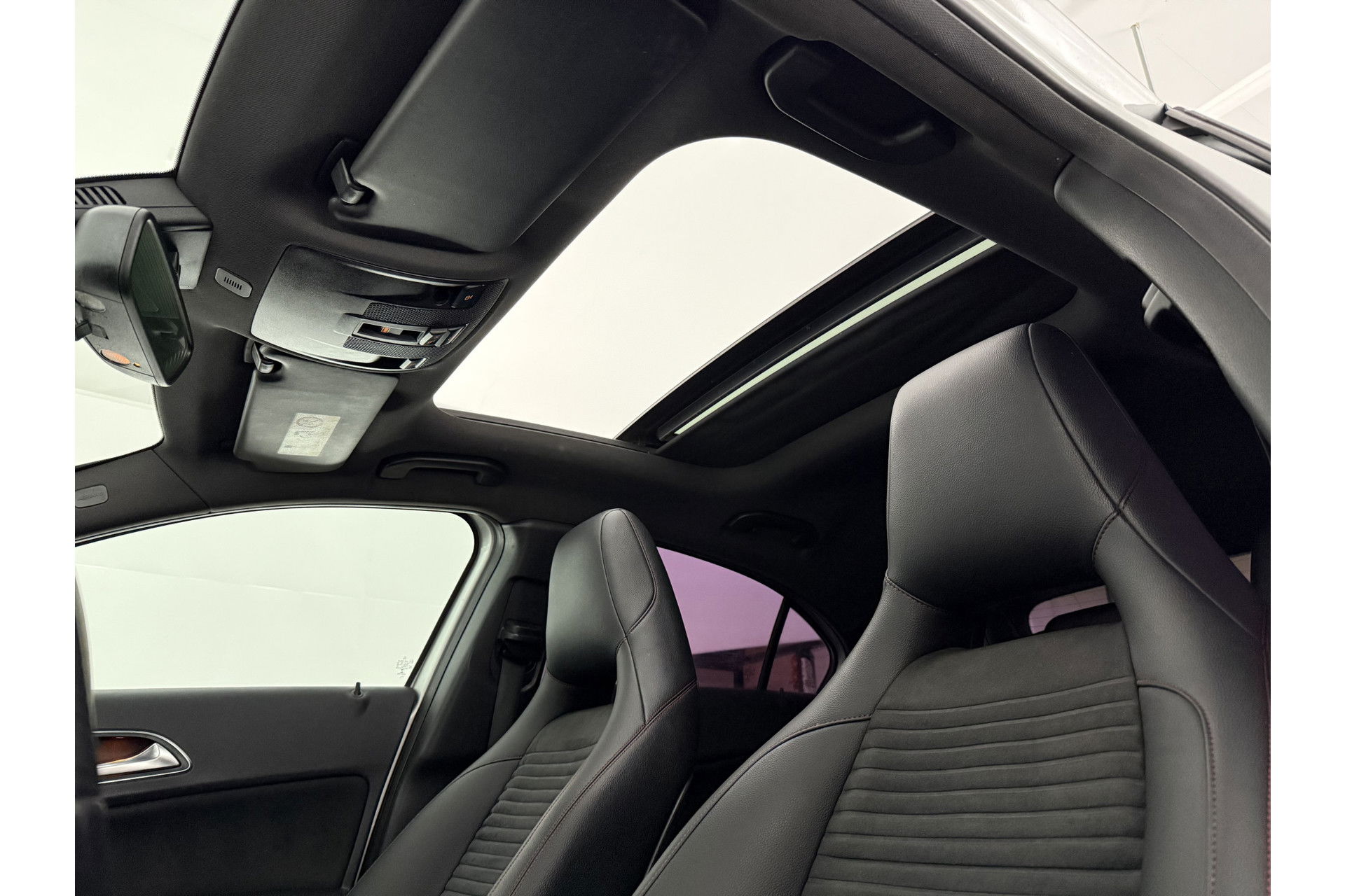 Mercedes-Benz A-Klasse 180 CDI Panoramadak | LED | Spoiler | Airco | Navi | PDC | 18"LMV