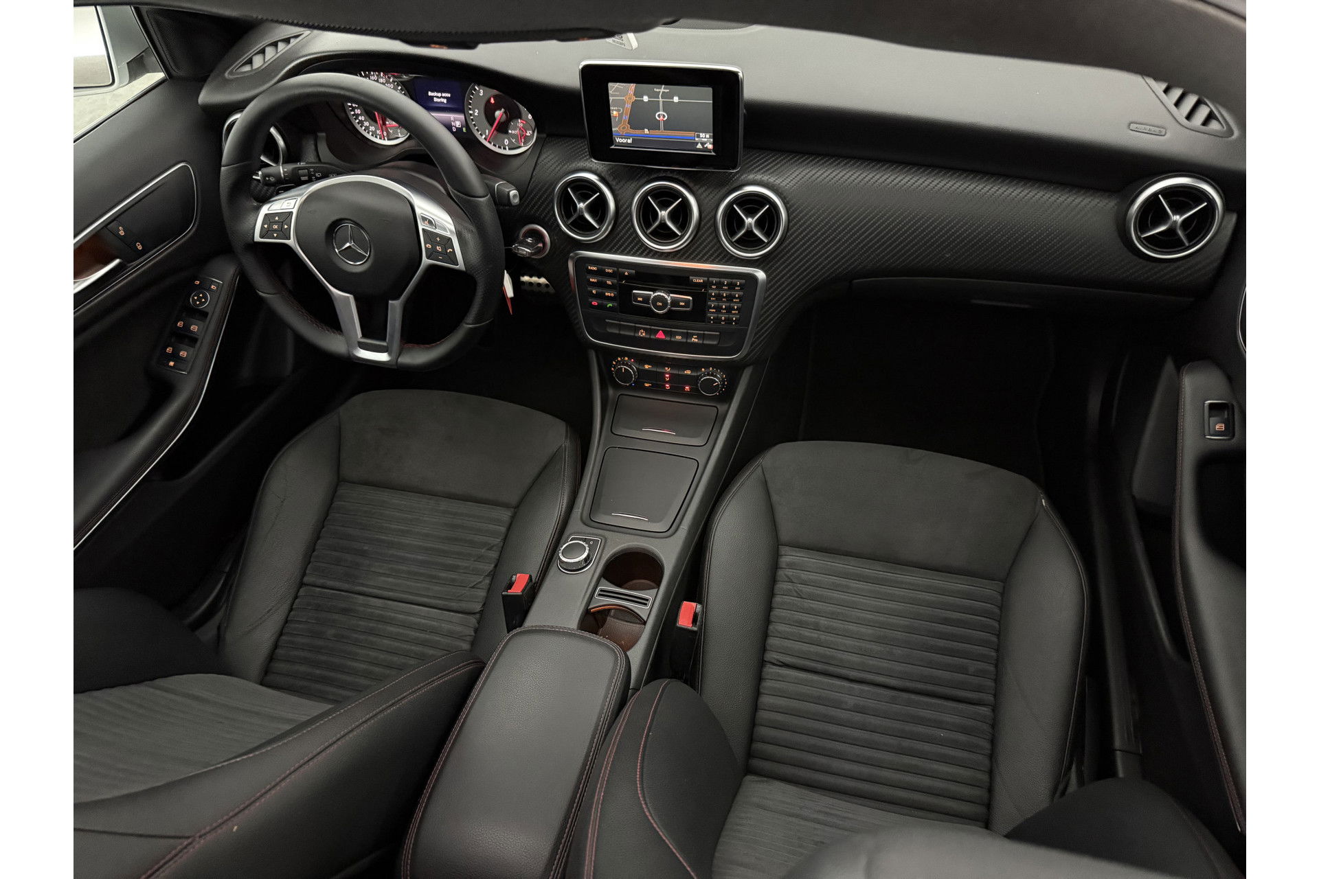 Mercedes-Benz A-Klasse 180 CDI Panoramadak | LED | Spoiler | Airco | Navi | PDC | 18"LMV