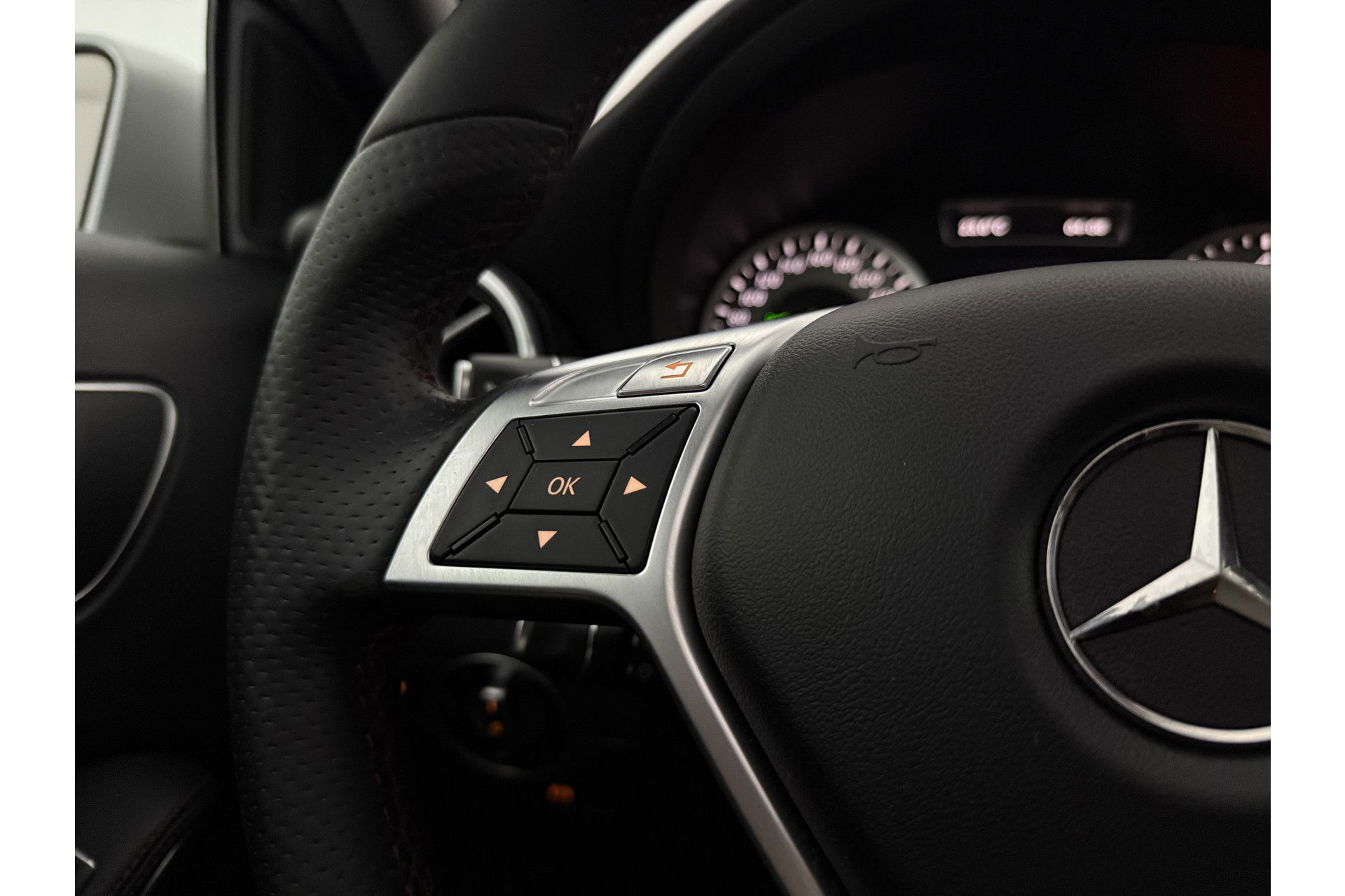 Mercedes-Benz A-Klasse 180 CDI Panoramadak | LED | Spoiler | Airco | Navi | PDC | 18"LMV