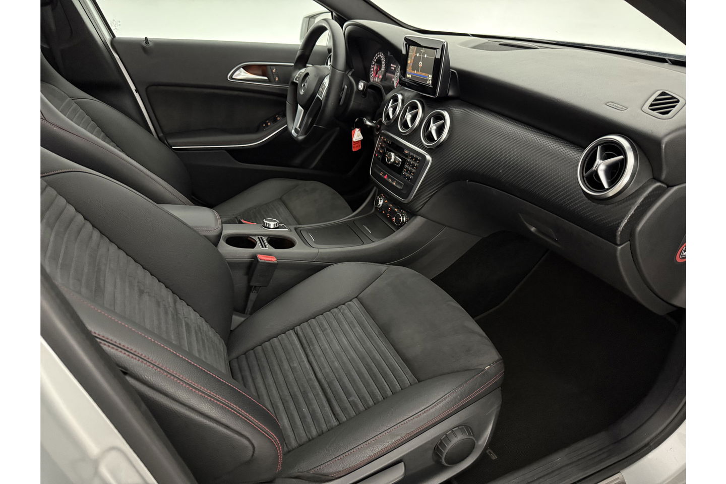 Mercedes-Benz A-Klasse 180 CDI Panoramadak | LED | Spoiler | Airco | Navi | PDC | 18"LMV
