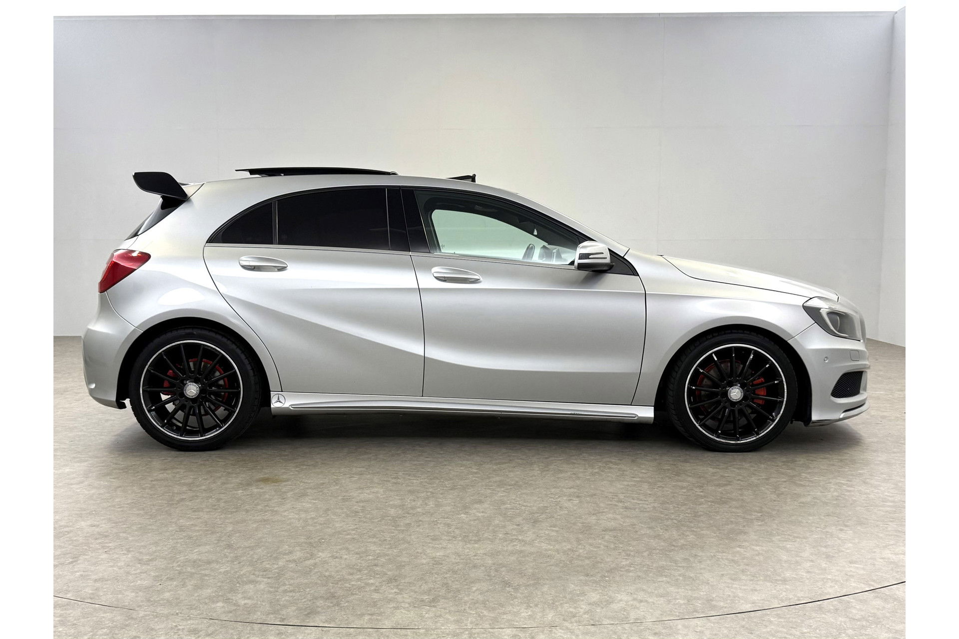 Mercedes-Benz A-Klasse 180 CDI Panoramadak | LED | Spoiler | Airco | Navi | PDC | 18"LMV