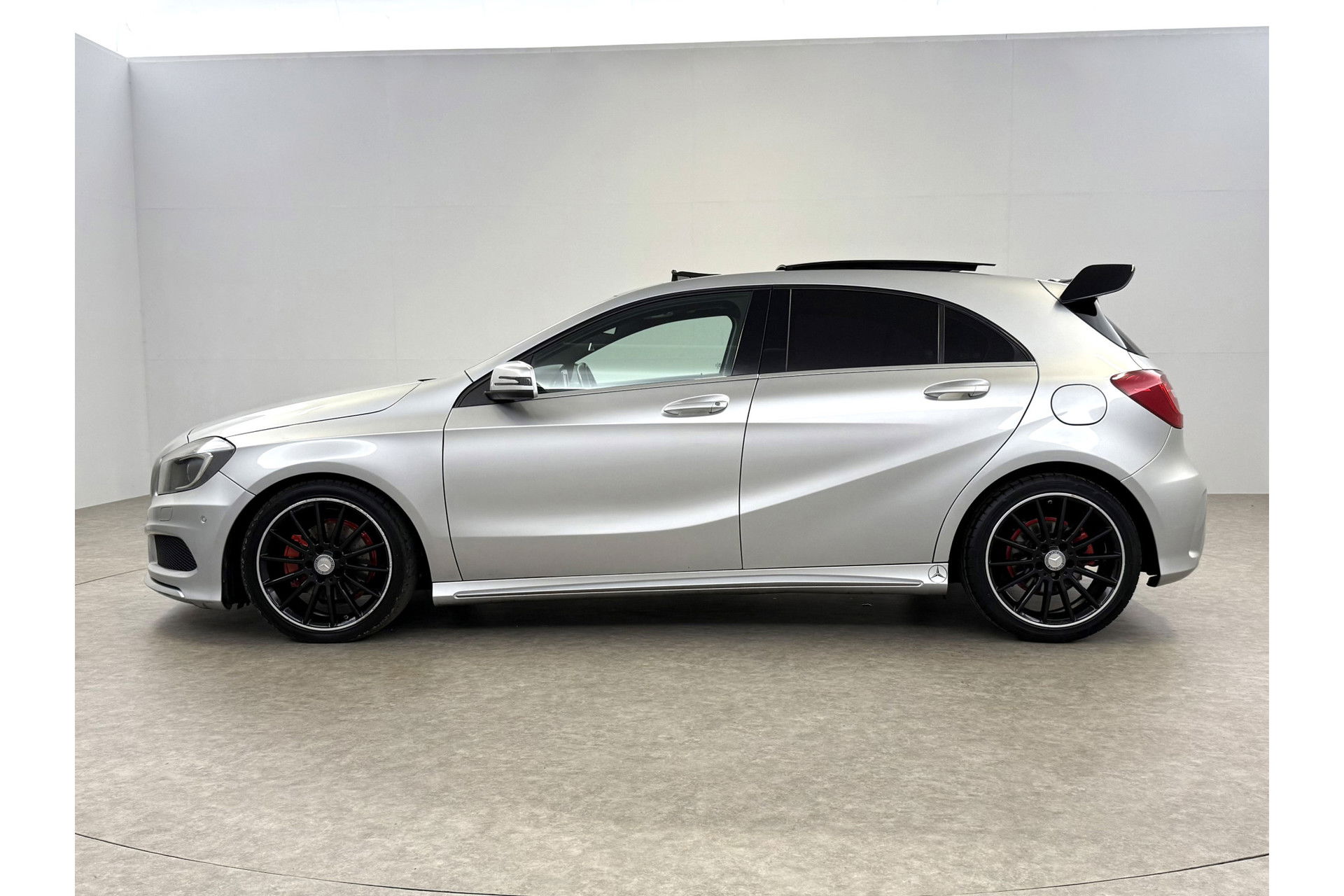 Mercedes-Benz A-Klasse 180 CDI Panoramadak | LED | Spoiler | Airco | Navi | PDC | 18"LMV