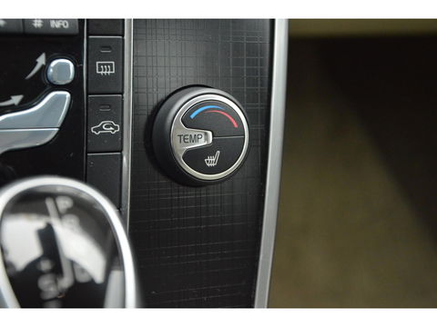 Volvo XC70 D4 | 5 Cilinder |Automaat | Standkachel | Trekhaak 1.600 kg | Dealeronderhouden | Luxe bekleding | Camera