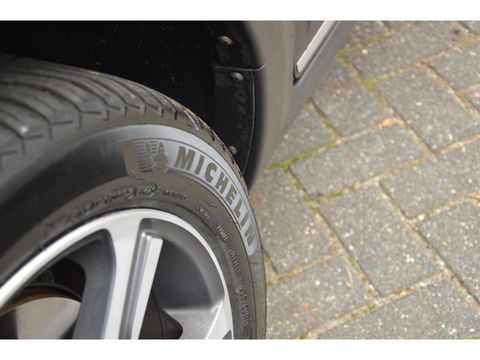 Volvo XC70 D4 | 5 Cilinder |Automaat | Standkachel | Trekhaak 1.600 kg | Dealeronderhouden | Luxe bekleding | Camera