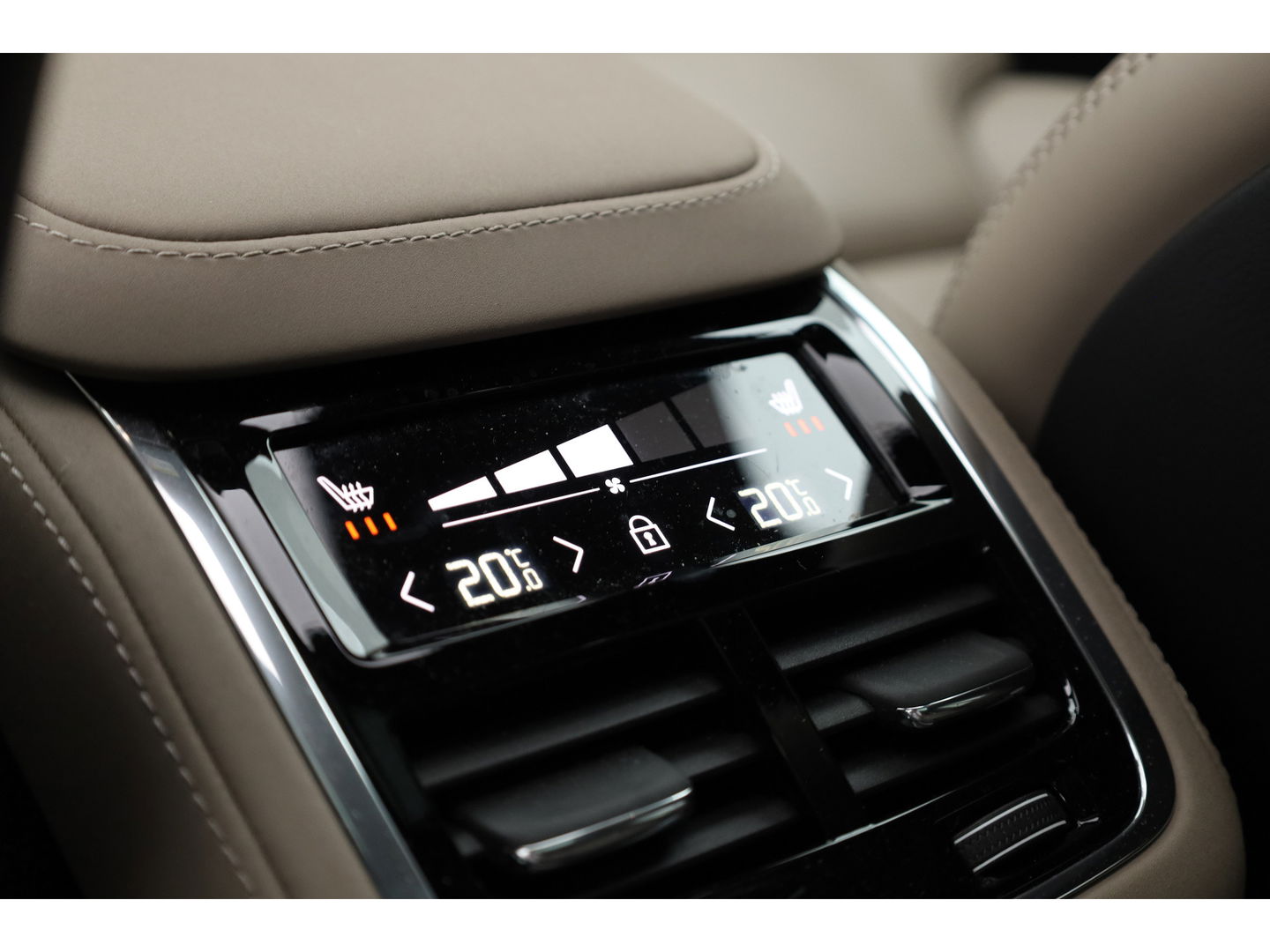 Volvo XC90 2.0 T8 Plug-in hybrid AWD Ultra Bright | Luchtvering | Massage | B&W Audio | Pano-dak | Stoelvent. | Head-up | 360 camera |