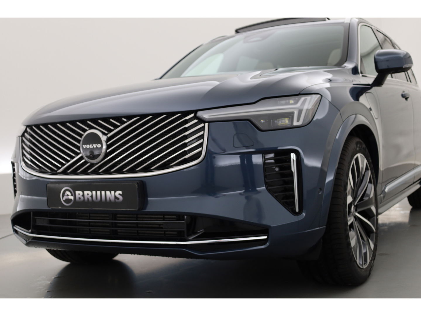 Volvo XC90 2.0 T8 Plug-in hybrid AWD Ultra Bright | Luchtvering | Massage | B&W Audio | Pano-dak | Stoelvent. |  Head-up | 360 camera |