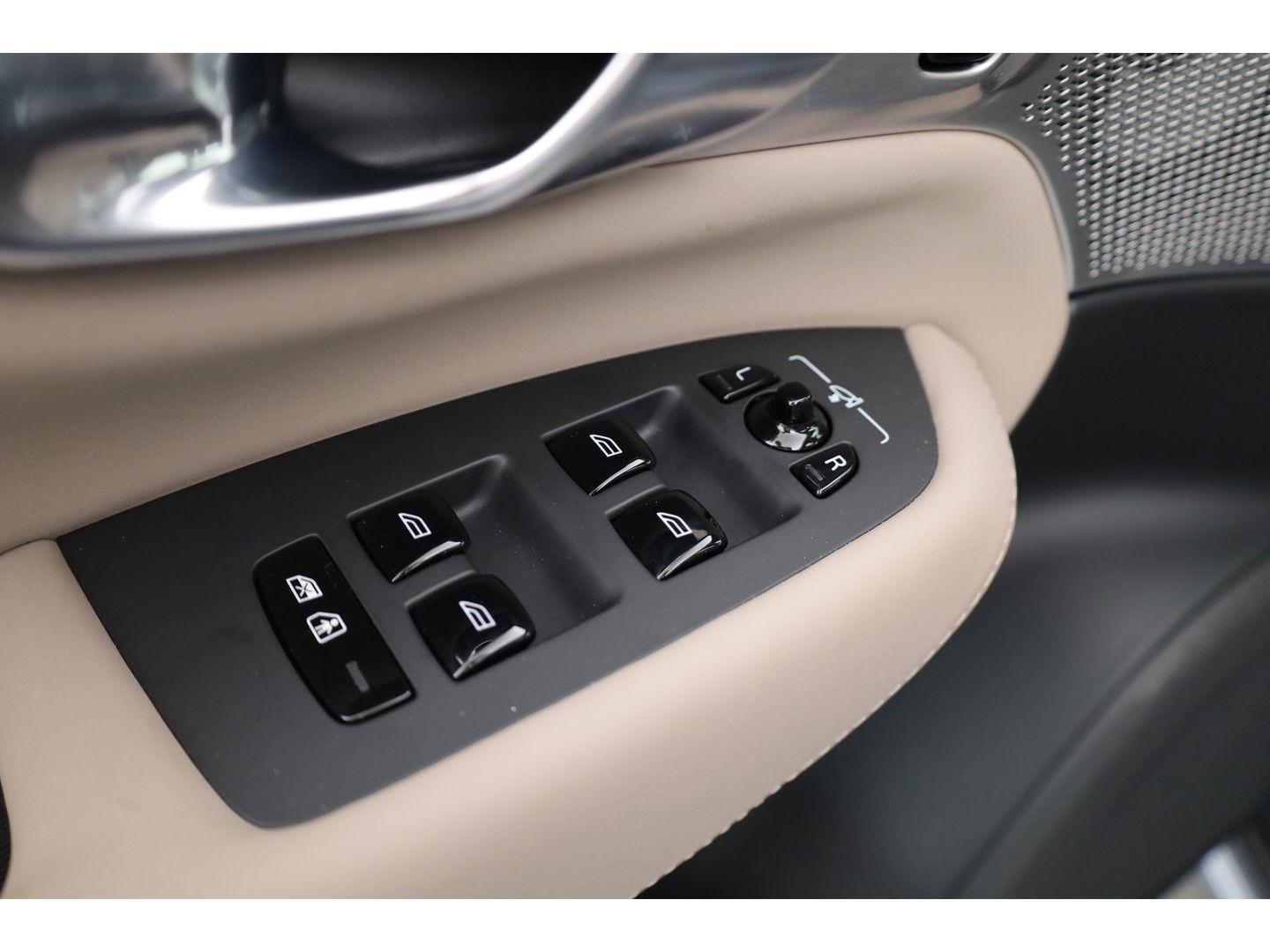 Volvo XC90 2.0 T8 Plug-in hybrid AWD Ultra Bright | Luchtvering | Massage | B&W Audio | Pano-dak | Stoelvent. |  Head-up | 360 camera |