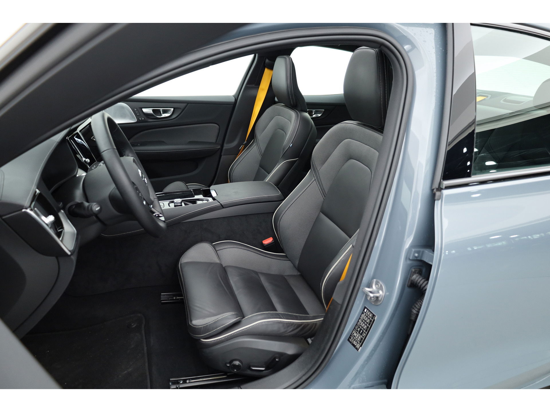 Volvo S60 T8 Polestar Engineered '455pk' | Pano-dak | Bowers & Wilkins Audio | 360 camera | Gelaagd glas |