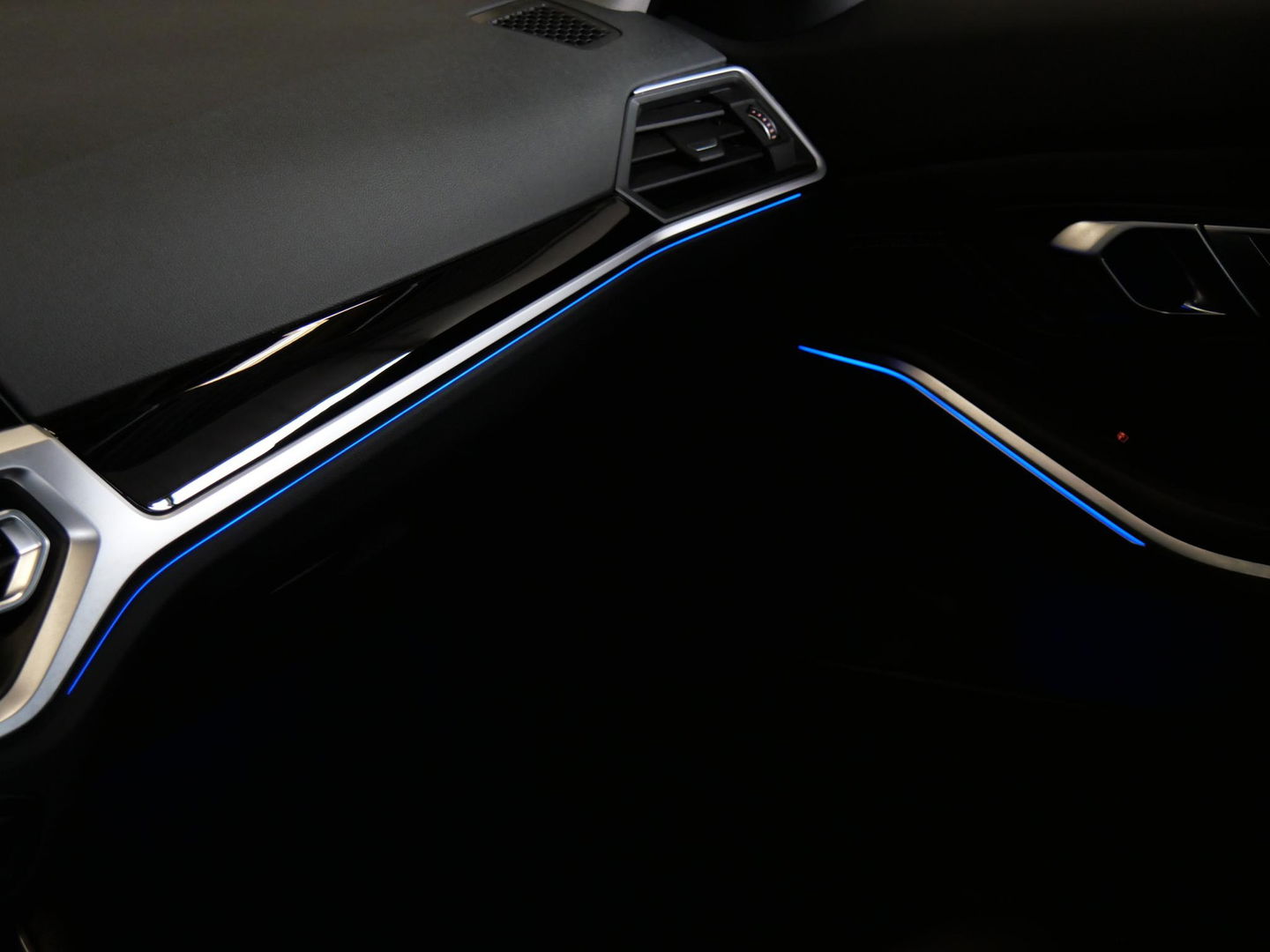 BMW 3-serie 318i/ CARPLAY/ LIVE COCKPIT/ SHADOW LINE/ 19INCH VELGEN/ SPORTSTOELEN