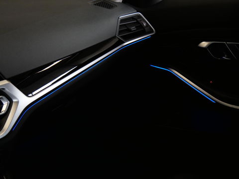 BMW 3-serie 318i/ CARPLAY/ LIVE COCKPIT/ SHADOW LINE/ 19INCH VELGEN/ SPORTSTOELEN