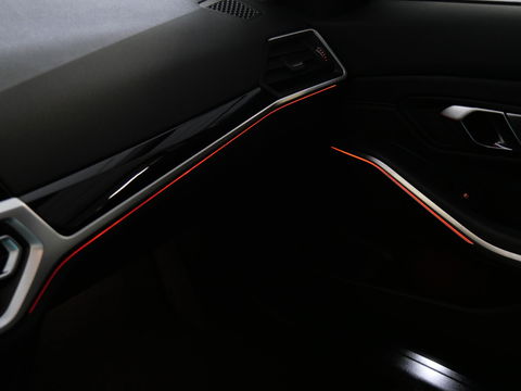 BMW 3-serie 318i/ CARPLAY/ LIVE COCKPIT/ SHADOW LINE/ 19INCH VELGEN/ SPORTSTOELEN