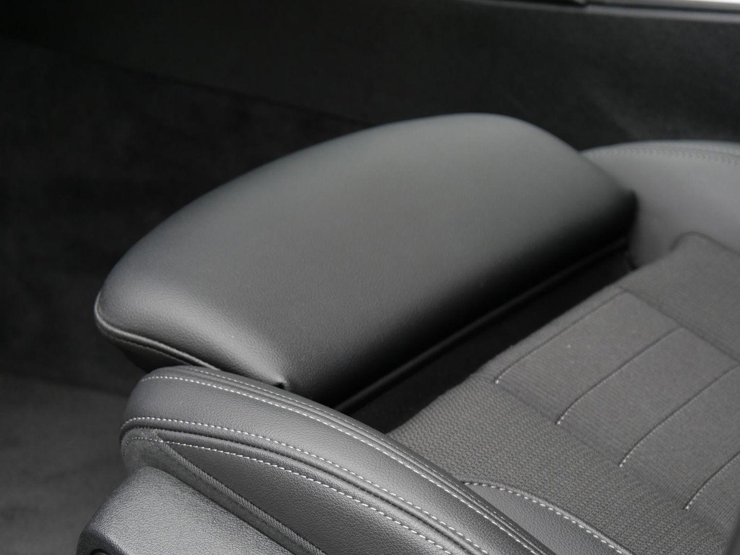 BMW 3-serie 318i/ CARPLAY/ LIVE COCKPIT/ SHADOW LINE/ 19INCH VELGEN/ SPORTSTOELEN