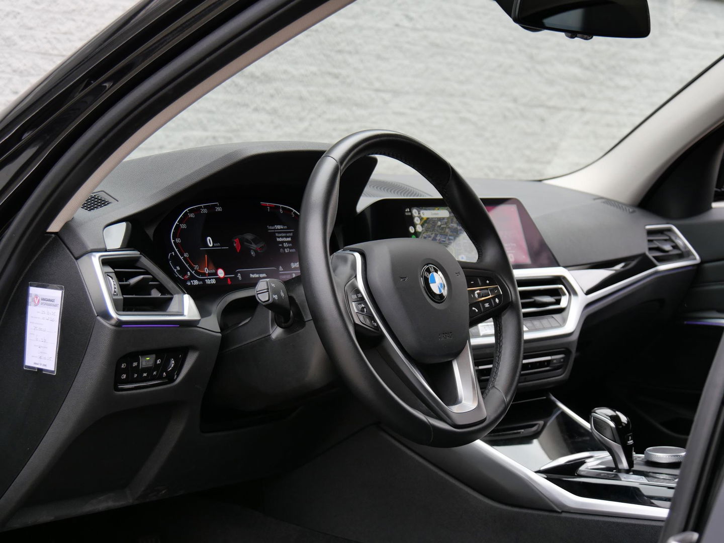 BMW 3-serie 318i/ CARPLAY/ LIVE COCKPIT/ SHADOW LINE/ 19INCH VELGEN/ SPORTSTOELEN
