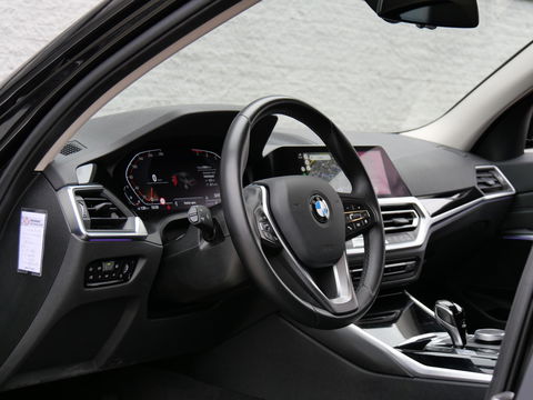BMW 3-serie 318i/ CARPLAY/ LIVE COCKPIT/ SHADOW LINE/ 19INCH VELGEN/ SPORTSTOELEN