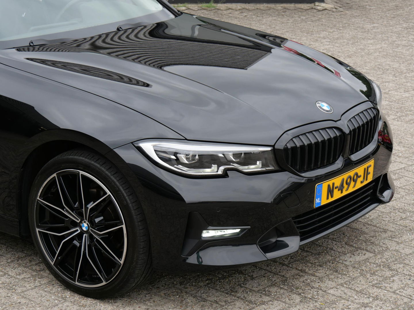 BMW 3-serie 318i/ CARPLAY/ LIVE COCKPIT/ SHADOW LINE/ 19INCH VELGEN/ SPORTSTOELEN