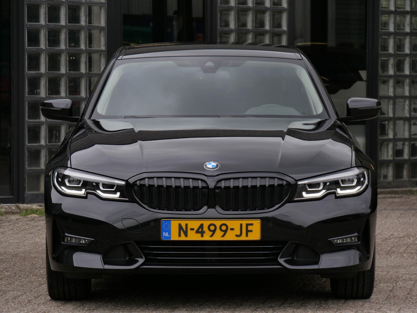BMW 3-serie 318i/ CARPLAY/ LIVE COCKPIT/ SHADOW LINE/ 19INCH VELGEN/ SPORTSTOELEN