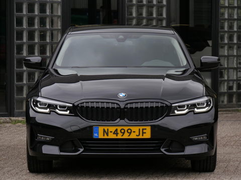 BMW 3-serie 318i/ CARPLAY/ LIVE COCKPIT/ SHADOW LINE/ 19INCH VELGEN/ SPORTSTOELEN