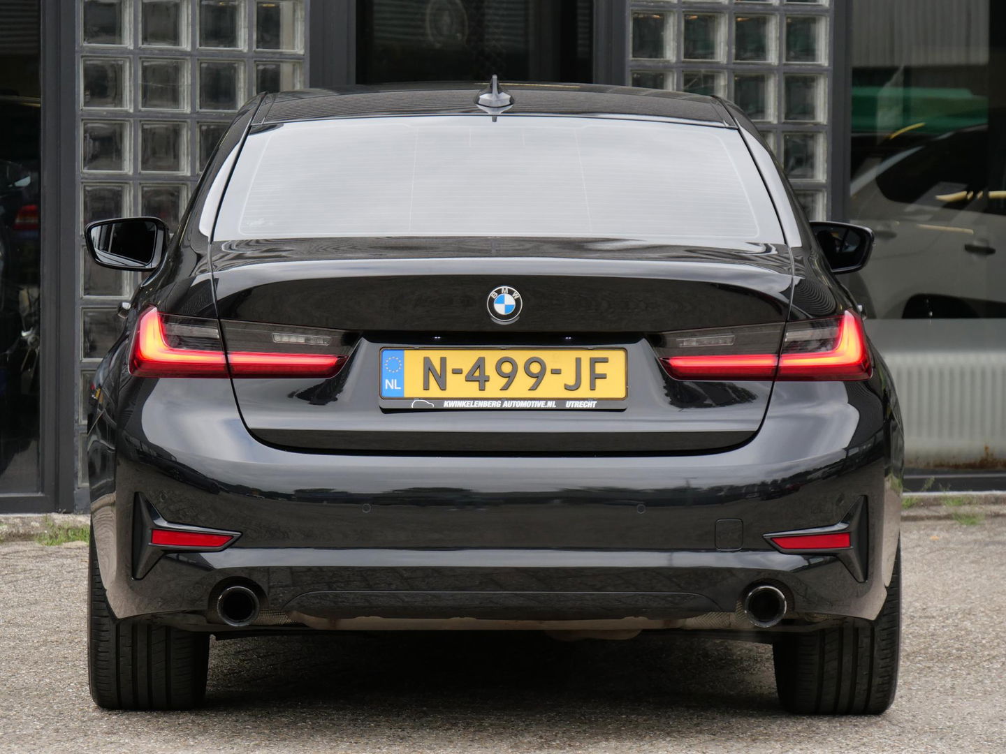 BMW 3-serie 318i/ CARPLAY/ LIVE COCKPIT/ SHADOW LINE/ 19INCH VELGEN/ SPORTSTOELEN