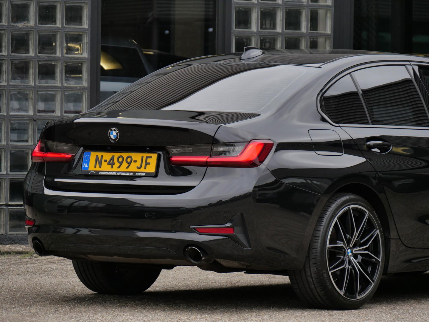 BMW 3-serie 318i/ CARPLAY/ LIVE COCKPIT/ SHADOW LINE/ 19INCH VELGEN/ SPORTSTOELEN