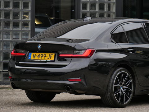 BMW 3-serie 318i/ CARPLAY/ LIVE COCKPIT/ SHADOW LINE/ 19INCH VELGEN/ SPORTSTOELEN