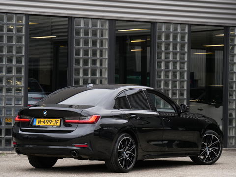 BMW 3-serie 318i/ CARPLAY/ LIVE COCKPIT/ SHADOW LINE/ 19INCH VELGEN/ SPORTSTOELEN