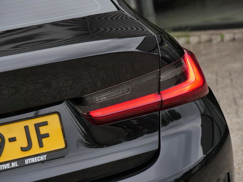 BMW 3-serie 318i/ CARPLAY/ LIVE COCKPIT/ SHADOW LINE/ 19INCH VELGEN/ SPORTSTOELEN