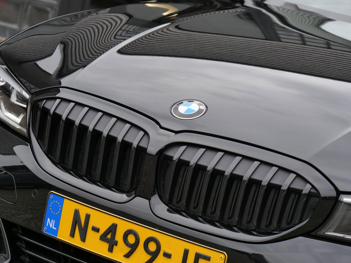 BMW 3-serie 318i/ CARPLAY/ LIVE COCKPIT/ SHADOW LINE/ 19INCH VELGEN/ SPORTSTOELEN
