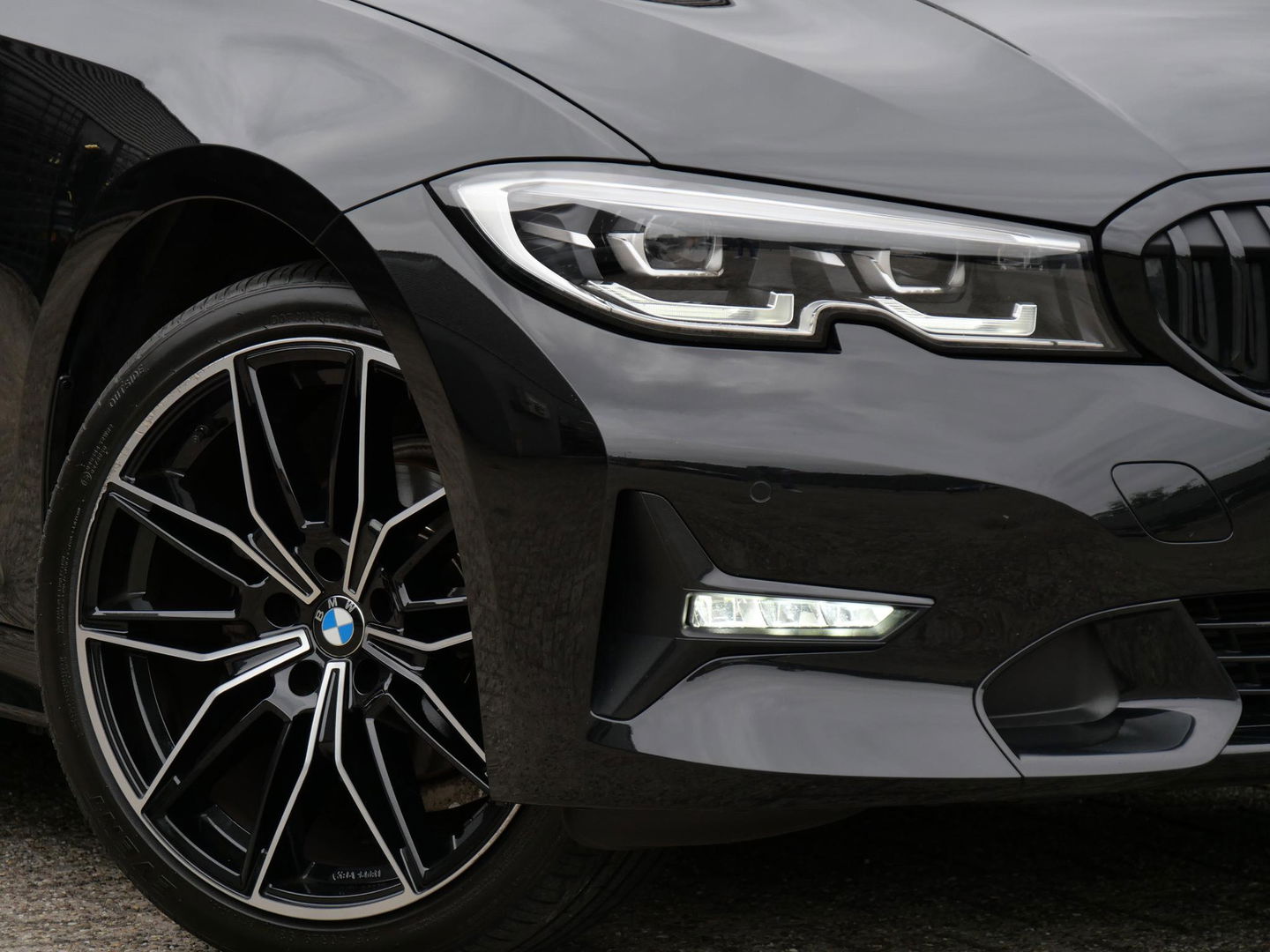 BMW 3-serie 318i/ CARPLAY/ LIVE COCKPIT/ SHADOW LINE/ 19INCH VELGEN/ SPORTSTOELEN