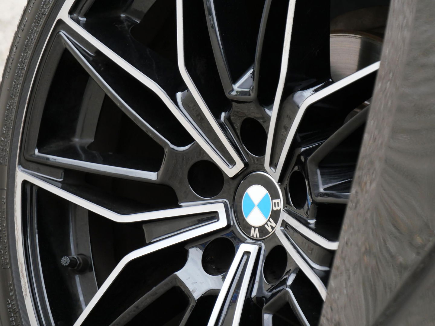 BMW 3-serie 318i/ CARPLAY/ LIVE COCKPIT/ SHADOW LINE/ 19INCH VELGEN/ SPORTSTOELEN