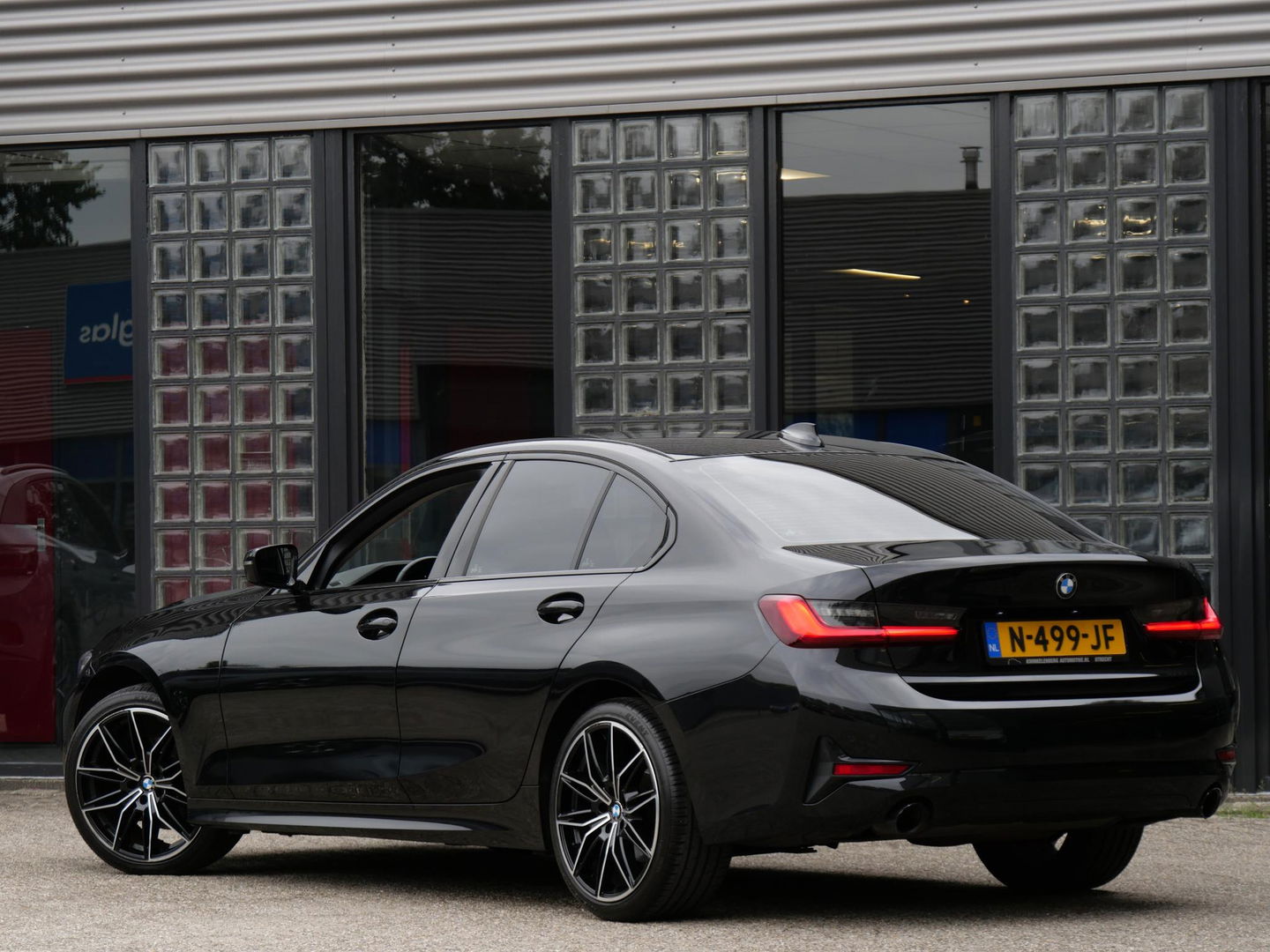 BMW 3-serie 318i/ CARPLAY/ LIVE COCKPIT/ SHADOW LINE/ 19INCH VELGEN/ SPORTSTOELEN