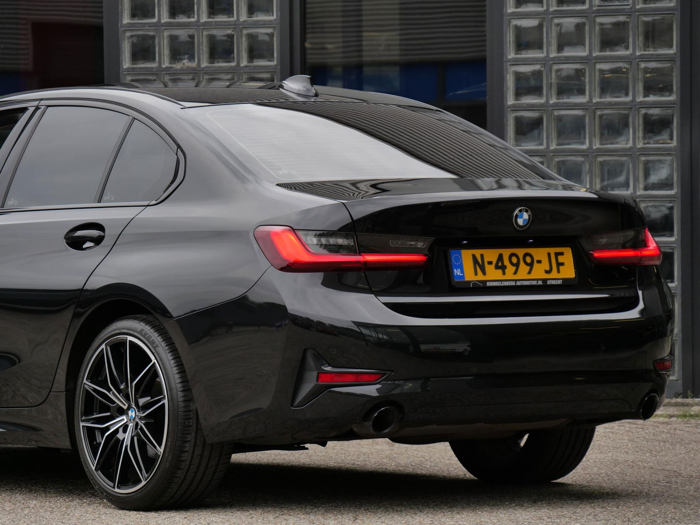 BMW 3-serie 318i/ CARPLAY/ LIVE COCKPIT/ SHADOW LINE/ 19INCH VELGEN/ SPORTSTOELEN